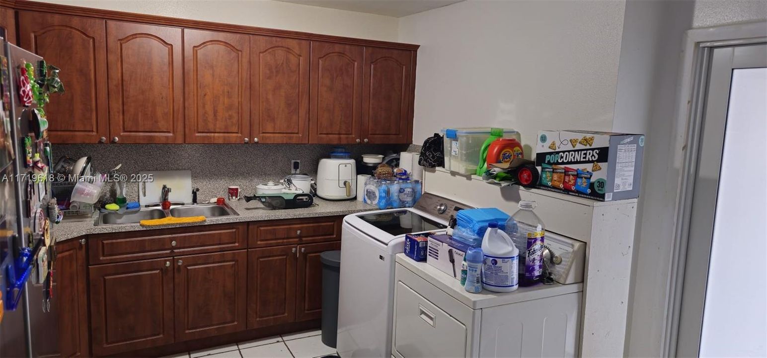 For Sale: $350,000 (2 beds, 1 baths, 910 Square Feet)