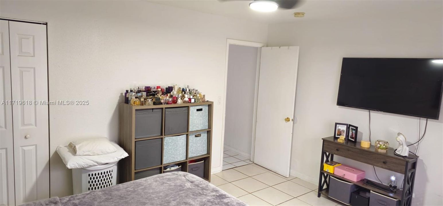 For Sale: $350,000 (2 beds, 1 baths, 910 Square Feet)