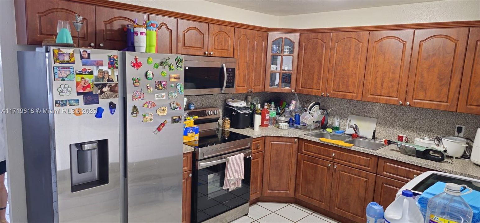 For Sale: $350,000 (2 beds, 1 baths, 910 Square Feet)