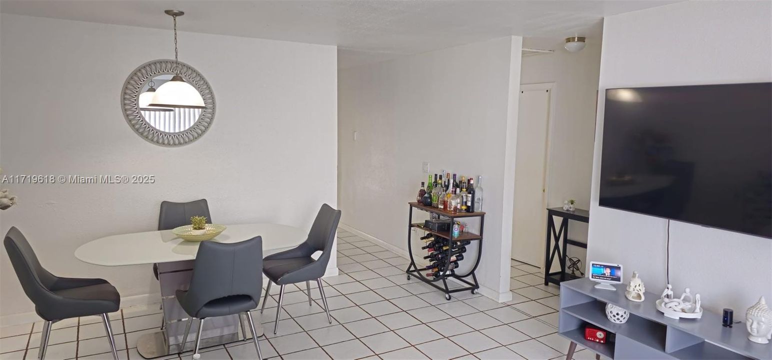 For Sale: $350,000 (2 beds, 1 baths, 910 Square Feet)