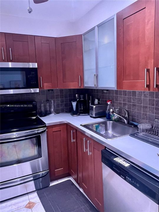 For Rent: $2,000 (1 beds, 1 baths, 720 Square Feet)