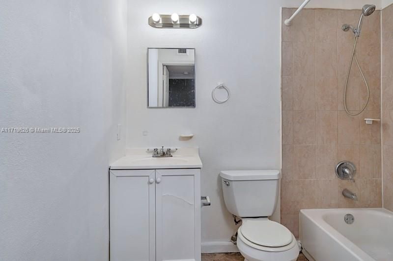 For Sale: $150,000 (1 beds, 1 baths, 714 Square Feet)