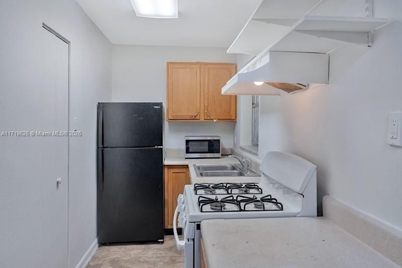 For Sale: $150,000 (1 beds, 1 baths, 714 Square Feet)