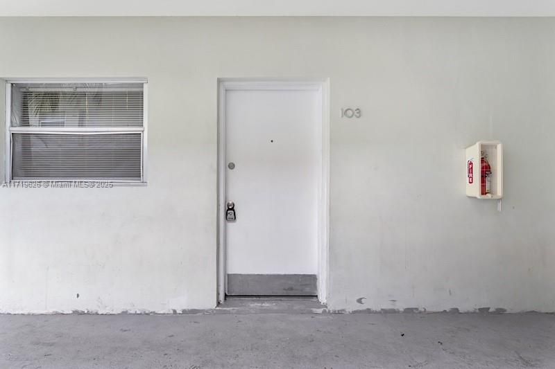 For Sale: $150,000 (1 beds, 1 baths, 714 Square Feet)