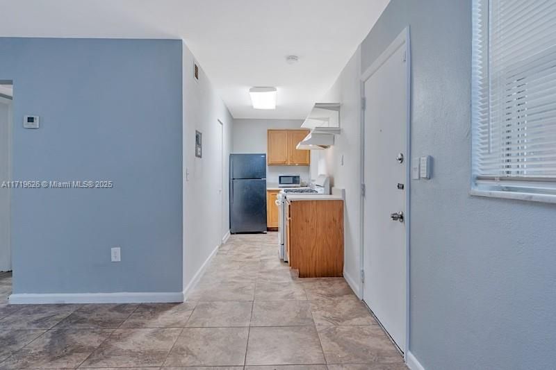 For Sale: $150,000 (1 beds, 1 baths, 714 Square Feet)