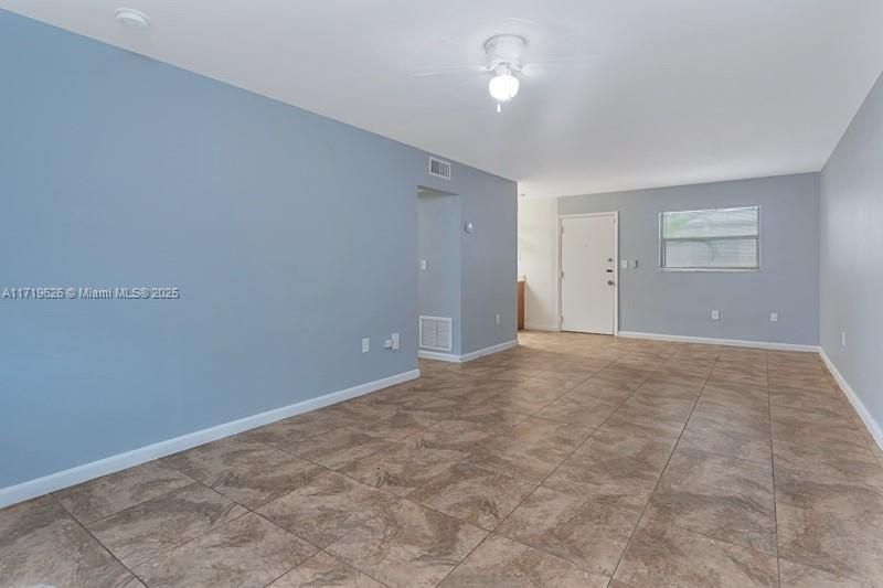 For Sale: $150,000 (1 beds, 1 baths, 714 Square Feet)