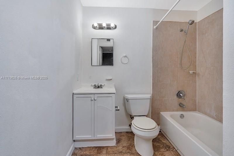 For Sale: $150,000 (1 beds, 1 baths, 714 Square Feet)
