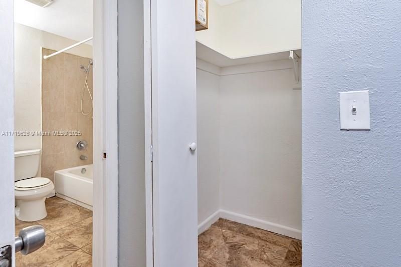 For Sale: $150,000 (1 beds, 1 baths, 714 Square Feet)