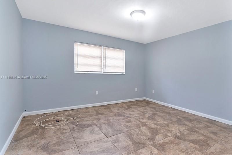 For Sale: $150,000 (1 beds, 1 baths, 714 Square Feet)