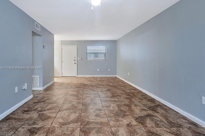 For Sale: $150,000 (1 beds, 1 baths, 714 Square Feet)
