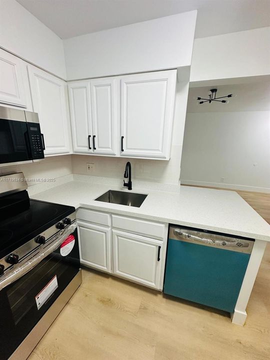 For Rent: $2,200 (2 beds, 2 baths, 890 Square Feet)