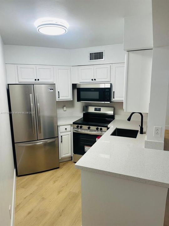 For Rent: $2,200 (2 beds, 2 baths, 890 Square Feet)