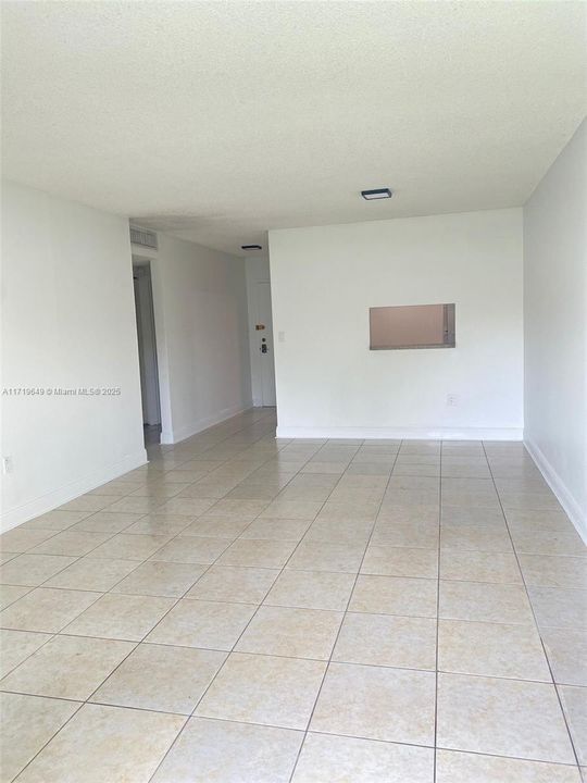 For Sale: $260,000 (1 beds, 1 baths, 810 Square Feet)