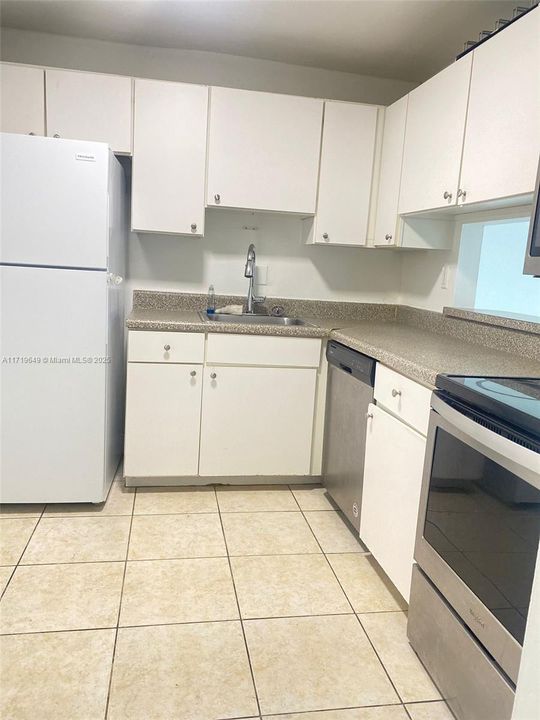 For Sale: $260,000 (1 beds, 1 baths, 810 Square Feet)