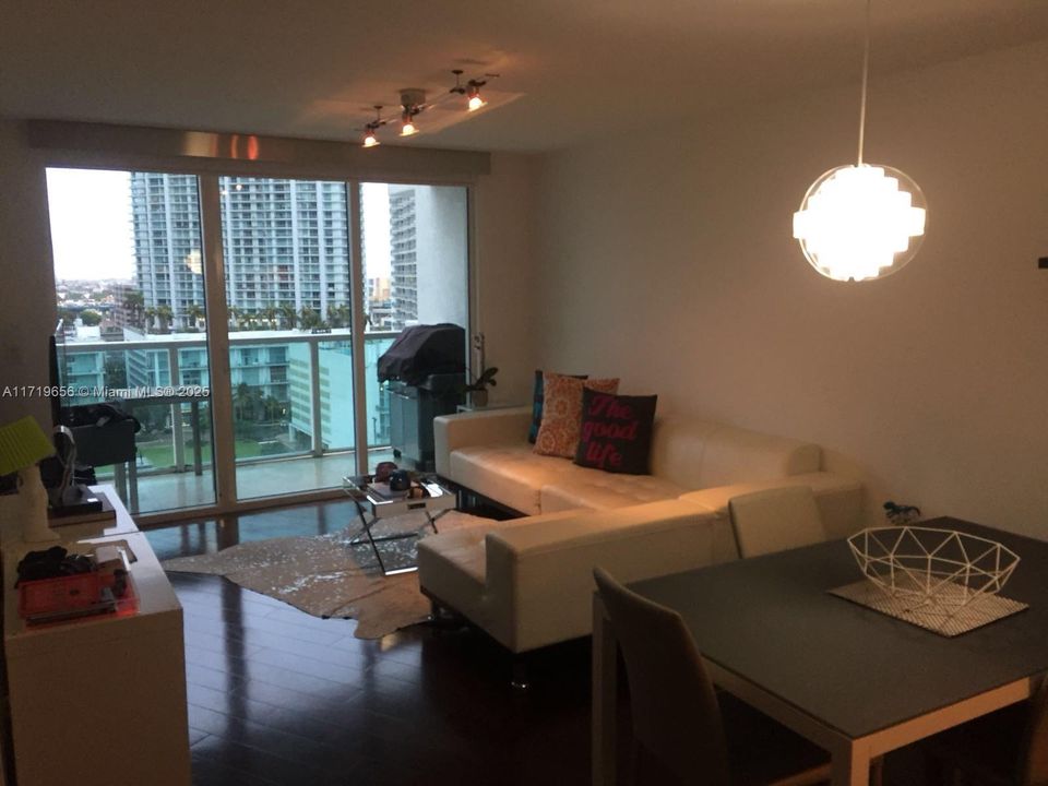 For Rent: $3,100 (1 beds, 1 baths, 775 Square Feet)