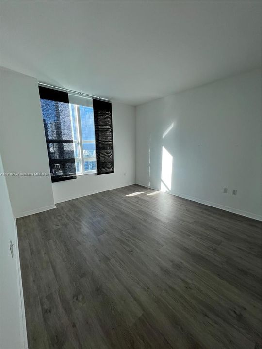 For Sale: $568,000 (1 beds, 1 baths, 702 Square Feet)