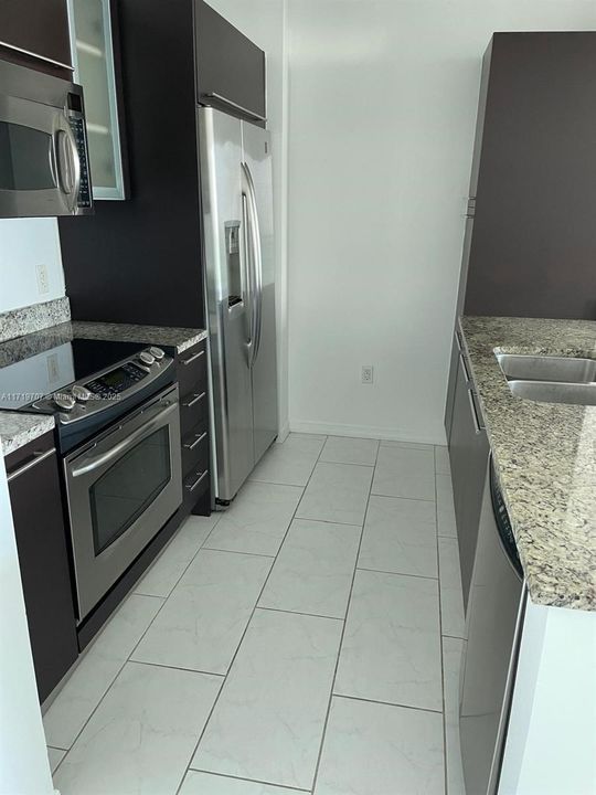 For Sale: $568,000 (1 beds, 1 baths, 702 Square Feet)