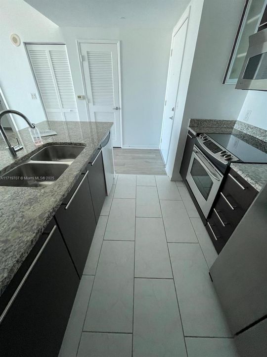 For Sale: $568,000 (1 beds, 1 baths, 702 Square Feet)