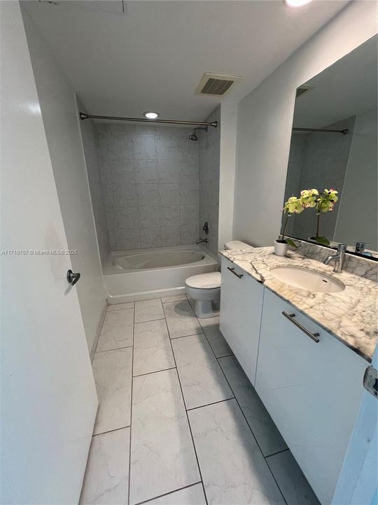 For Sale: $568,000 (1 beds, 1 baths, 702 Square Feet)