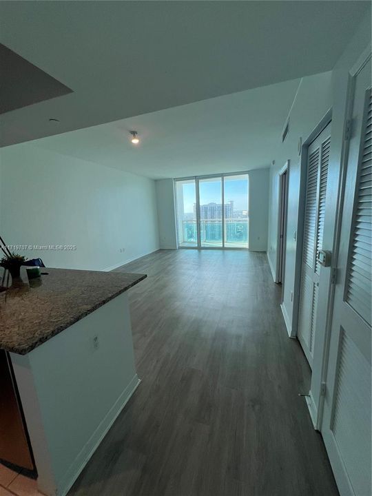 For Sale: $568,000 (1 beds, 1 baths, 702 Square Feet)