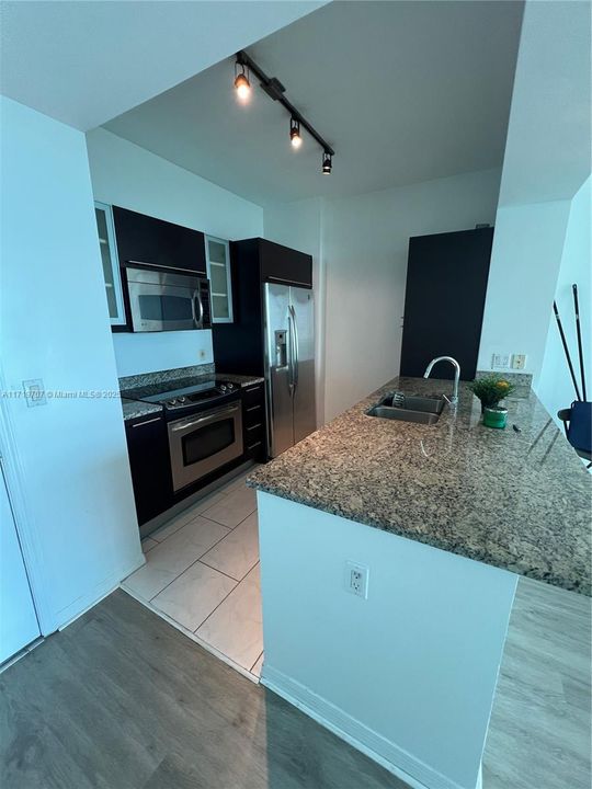 For Sale: $568,000 (1 beds, 1 baths, 702 Square Feet)