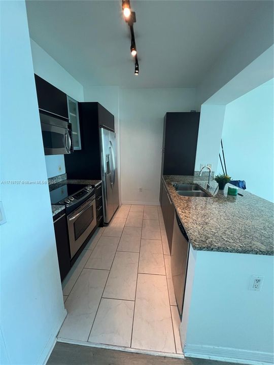 For Sale: $568,000 (1 beds, 1 baths, 702 Square Feet)