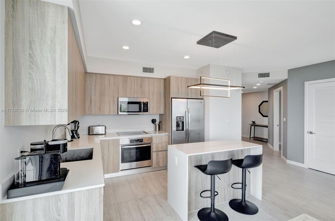 For Sale: $895,000 (2 beds, 2 baths, 1113 Square Feet)