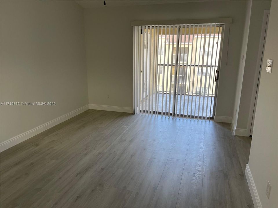 For Sale: $217,000 (1 beds, 1 baths, 693 Square Feet)