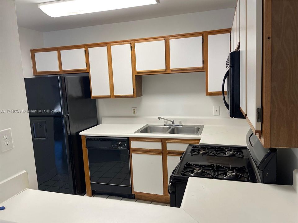 For Sale: $217,000 (1 beds, 1 baths, 693 Square Feet)