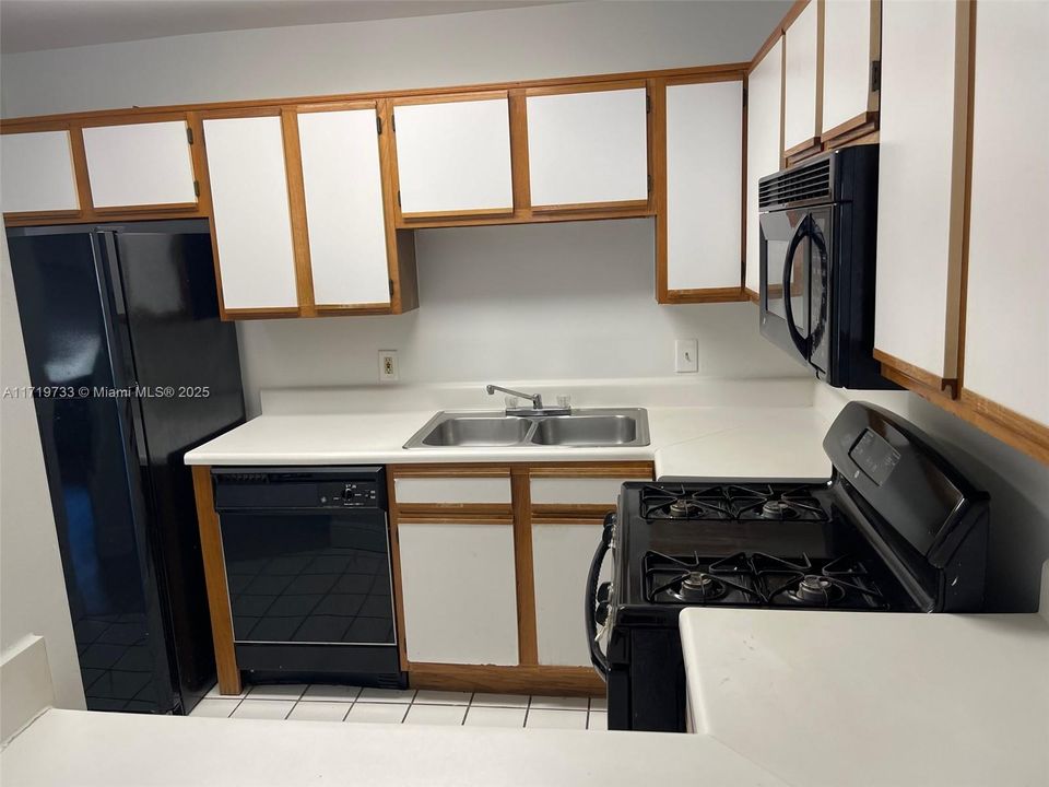 For Sale: $217,000 (1 beds, 1 baths, 693 Square Feet)