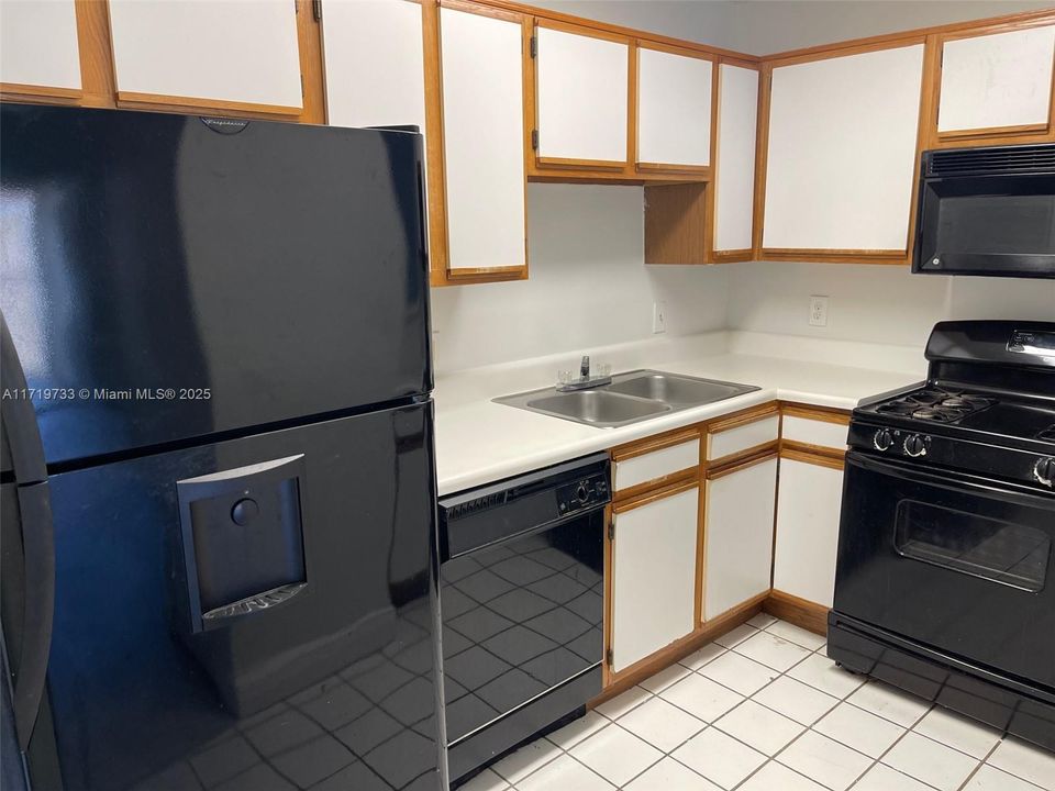 For Sale: $217,000 (1 beds, 1 baths, 693 Square Feet)