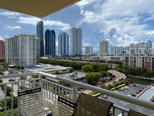 For Rent: $2,850 (2 beds, 2 baths, 1087 Square Feet)