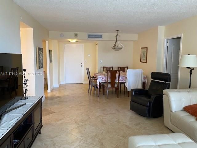 For Rent: $2,850 (2 beds, 2 baths, 1087 Square Feet)