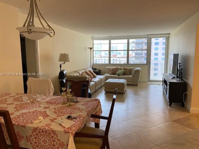 For Rent: $2,850 (2 beds, 2 baths, 1087 Square Feet)