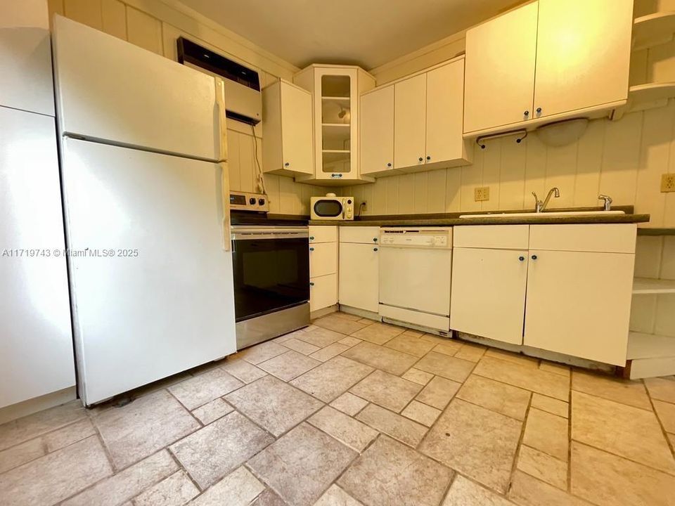 For Rent: $1,650 (1 beds, 1 baths, 3223 Square Feet)