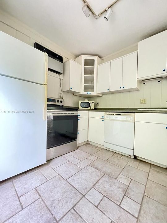 For Rent: $1,650 (1 beds, 1 baths, 3223 Square Feet)