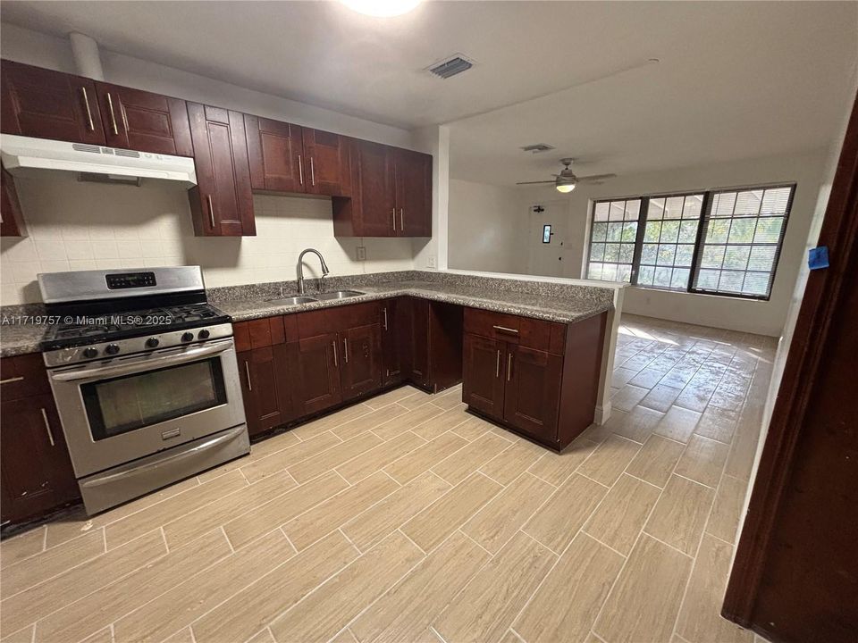 For Rent: $3,100 (3 beds, 2 baths, 1283 Square Feet)