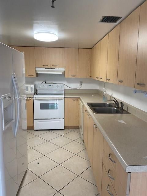 For Sale: $355,000 (1 beds, 1 baths, 896 Square Feet)