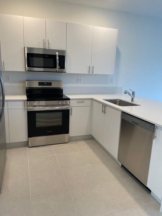 For Rent: $3,200 (3 beds, 2 baths, 1914 Square Feet)