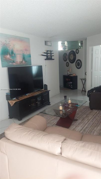 For Sale: $159,900 (2 beds, 2 baths, 1160 Square Feet)