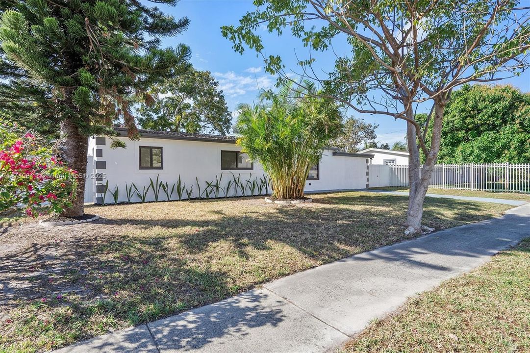 For Sale: $599,000 (4 beds, 2 baths, 1517 Square Feet)