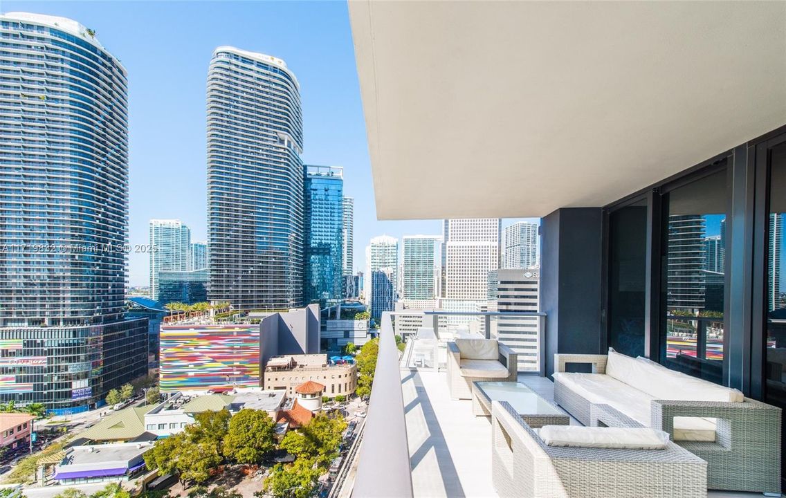 For Sale: $795,000 (1 beds, 1 baths, 975 Square Feet)