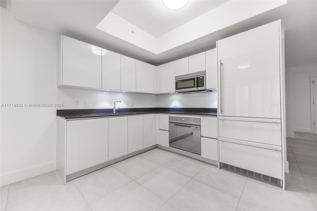 For Sale: $795,000 (1 beds, 1 baths, 975 Square Feet)