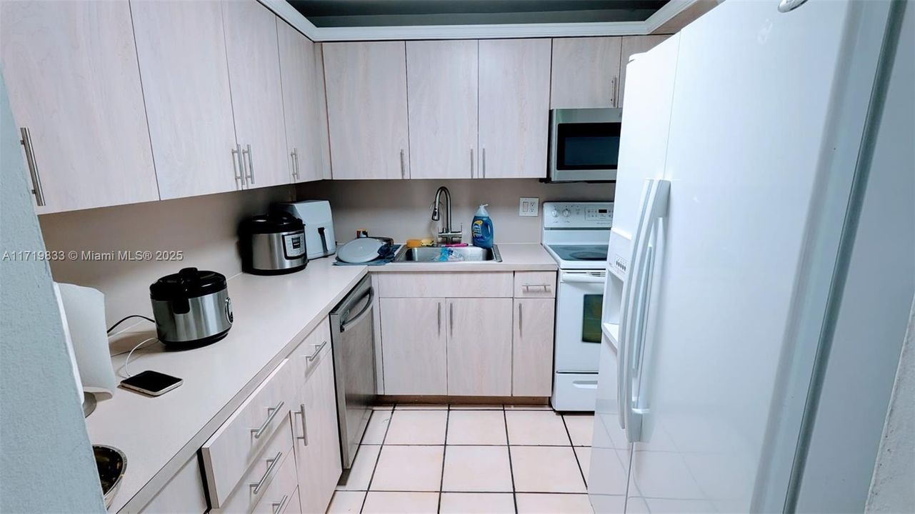 For Sale: $229,995 (1 beds, 1 baths, 712 Square Feet)