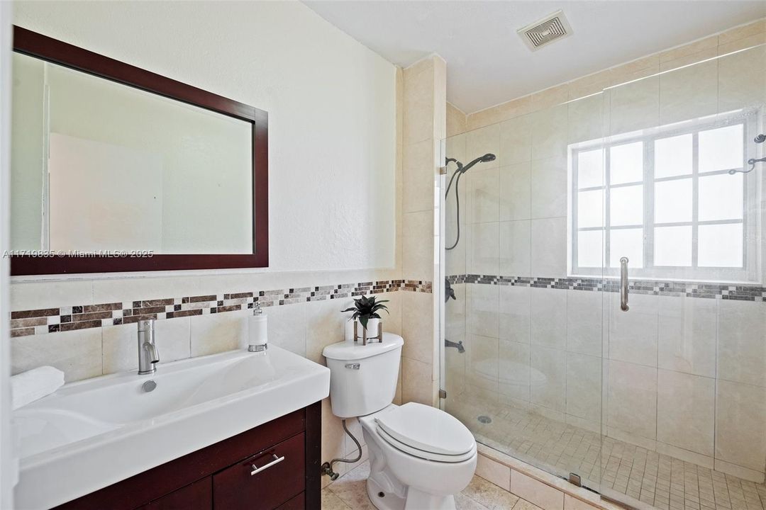 For Sale: $560,000 (2 beds, 1 baths, 1165 Square Feet)