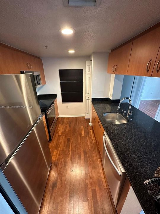 For Rent: $2,400 (1 beds, 2 baths, 882 Square Feet)