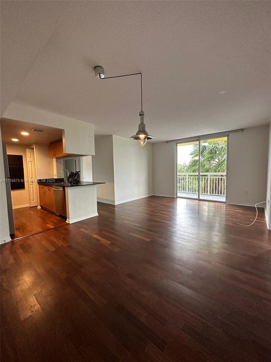 For Rent: $2,400 (1 beds, 2 baths, 882 Square Feet)