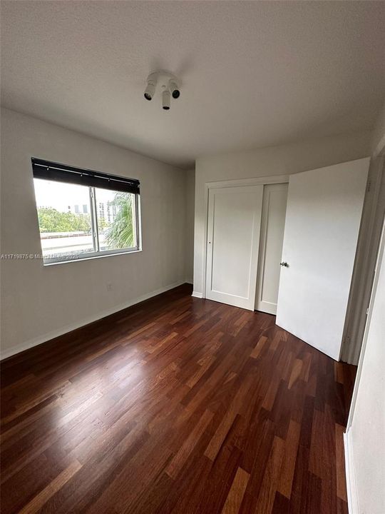 For Rent: $2,400 (1 beds, 2 baths, 882 Square Feet)