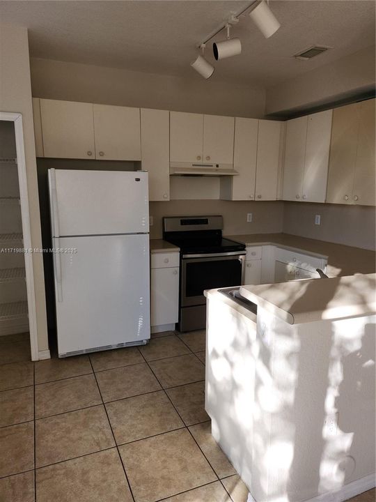 For Rent: $2,450 (3 beds, 2 baths, 1447 Square Feet)