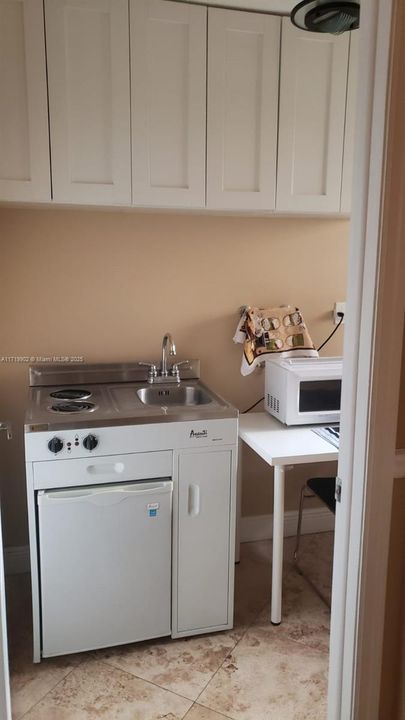 For Rent: $1,300 (1 beds, 1 baths, 2328 Square Feet)